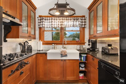 Historic Lake Geneva 🏡.  Walk 2 Everything! IN THE HEART OF DOWNTOWN!!   



