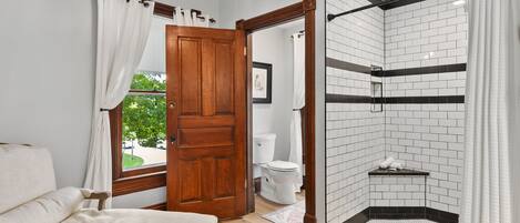 Douche, articles de toilette gratuits, sèche-cheveux
