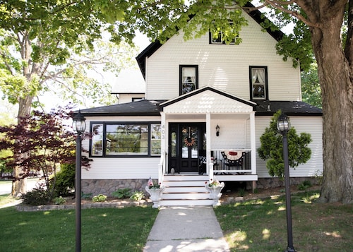Historic Lake Geneva 🏡.  Walk 2 Everything! IN THE HEART OF DOWNTOWN!!   



