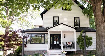 Historic Lake Geneva 🏡. Walk 2 Everything! IN THE HEART OF DOWNTOWN!!