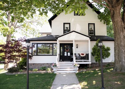 Historic Lake Geneva 🏡.  Walk 2 Everything! IN THE HEART OF DOWNTOWN!!   



