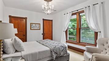 6 Schlafzimmer, Schreibtisch, Bügeleisen/Bügelbrett, Reisekinderbett