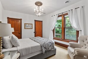 6 habitaciones, escritorio y tabla de planchar con plancha 