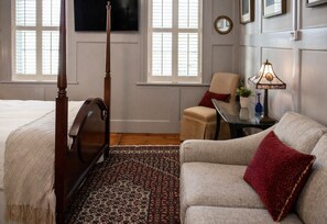 Iron/ironing board, free WiFi, bed sheets - Captain’s Quarters Inn Downtown Edenton • Queen Bed 2nd Floor (Edenton)