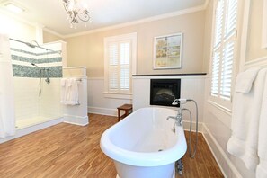 Hair dryer, towels - Private King Suite with Soaking Tub • Downtown historic Edenton Bed & Breakfast (Edenton)
