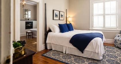 Captain’s Quarters Inn Downtown Edenton • King Bed 2nd Floor