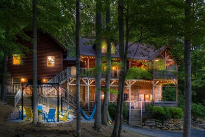 Family Fun w/Mystic Glow Jungle KidsSafari Fire Pit Hot Tub Pets Luxe Amenities