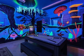 Game room - Family Fun w/ KidsSafari Mystic Glow Jungle Hot Tub Fire Pit Pets Luxe Amenities (Banner Elk)