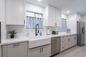 Frigorifero, microonde, forno, piano cottura