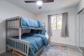 3 chambres, fer et planche à repasser, Wi-Fi gratuit, draps fournis