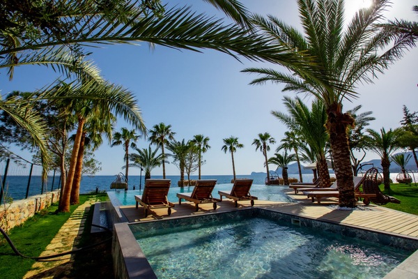 Una piscina al aire libre de temporada
