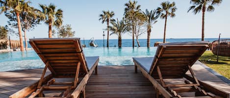 Una piscina al aire libre de temporada