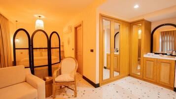 Deluxe Room, 1 Double Bed | Iron/ironing board, free WiFi