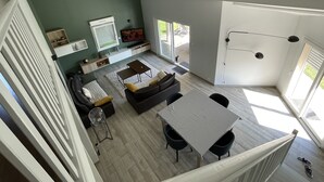 Un espace de vie spacieux comprenant un canapé, une table basse et une table à manger.