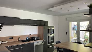 Réfrigérateur, micro-ondes, plaque de cuisson, lave-vaisselle