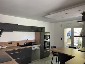 Fridge, microwave, stovetop, dishwasher