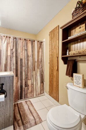 Combined shower/bathtub, hair dryer, towels, soap