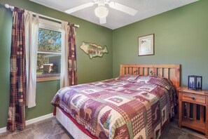 2 bedrooms, free WiFi, bed sheets - Quaint Year Round Cabin with Access to Lake Minnewawa. (McGregor)