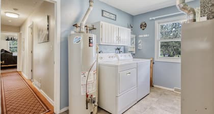 Quaint Year Round Cabin with Access to Lake Minnewawa.