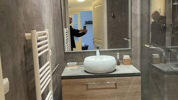 Een douche, toiletpapier