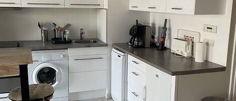 Geladeira, micro-ondas, fogão, cooktop