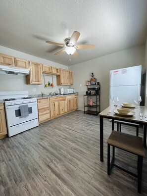 Geladeira, micro-ondas, fogão, cooktop