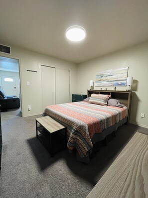 2 quartos, cofres nos quartos, ferros/tábuas de passar roupa