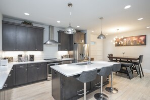 Refrigerador, microondas, horno, placa de cocina