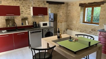 Geladeira, micro-ondas, fogĂŁo, cooktop