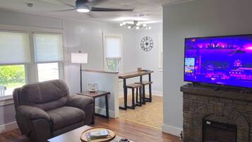 Una Smart TV, una chimenea