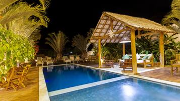 Majoituspaikan julkisivu illalla/yöllä