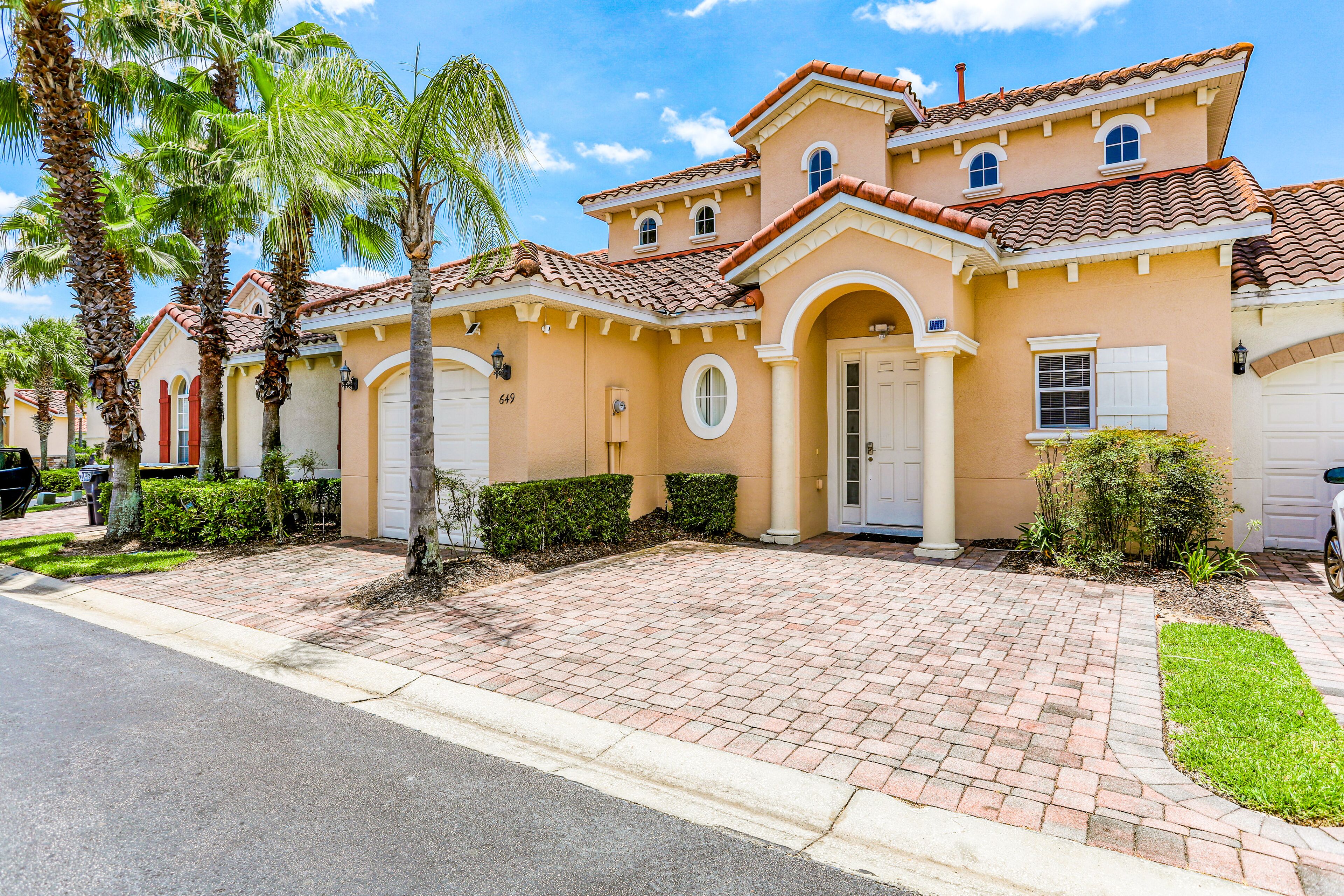 Sunny home with pool, lanai, foosball, fast WiFi & washer/dryer