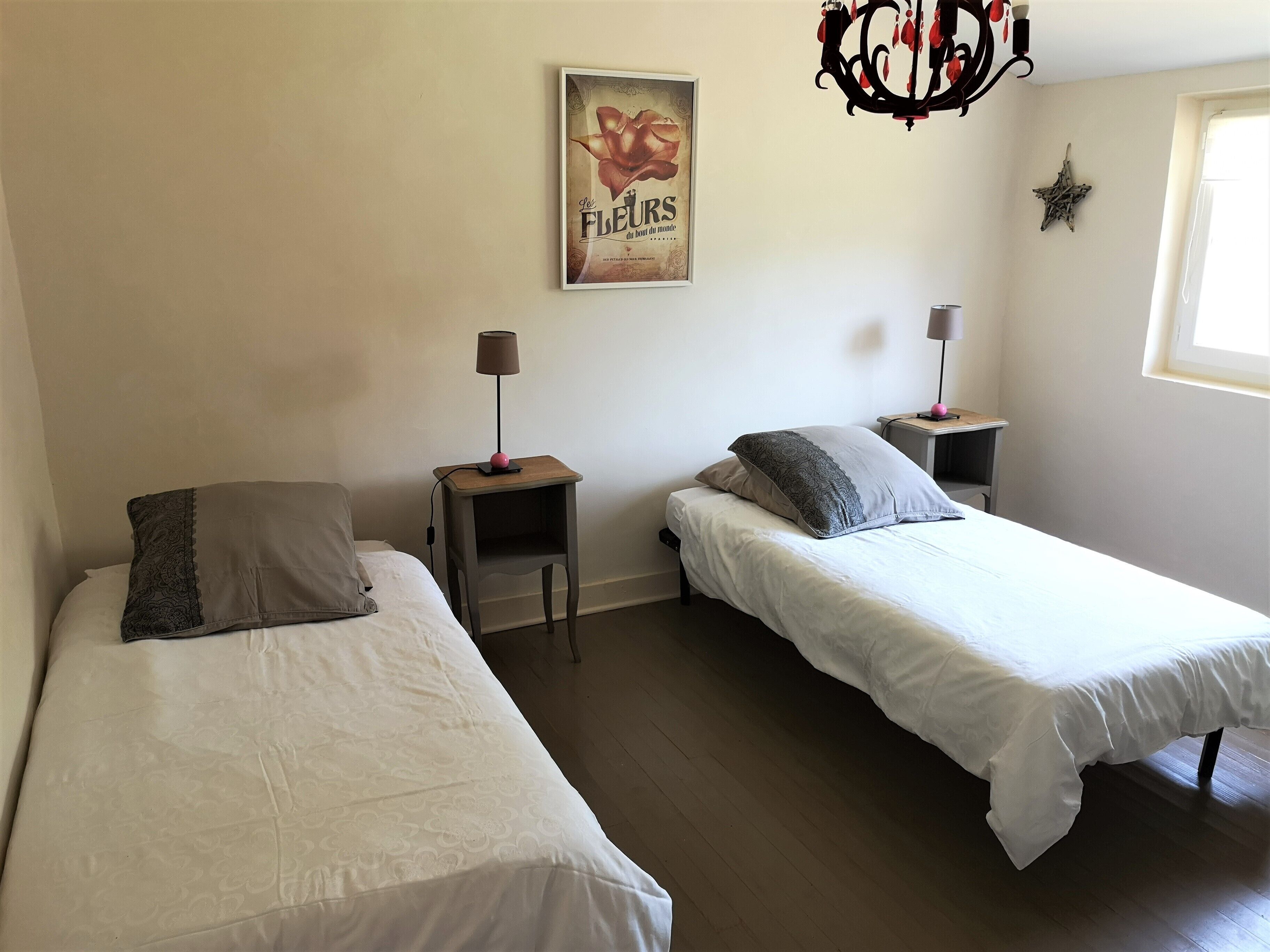 3 室のベッドルーム、旅行用ベビーベッド、WiFi (無料)、ベッドシーツ