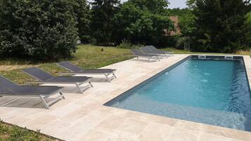 Een buitenzwembad en een verwarmd zwembad