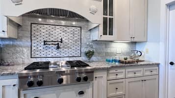 KĂŒhlschrank, Mikrowelle, Ofen, Herdplatte