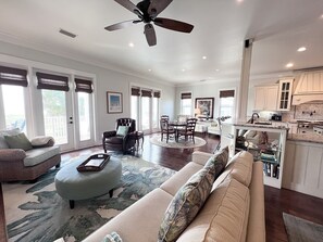 Televisor intel·ligent i llibres 