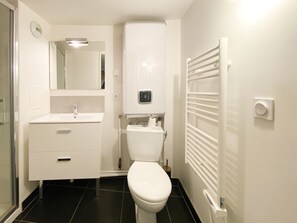 Whirlpool, Handtücher, Seife, Toilettenpapier