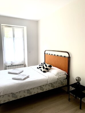 2 bedrooms, WiFi - Charming town house with garden (Pons)