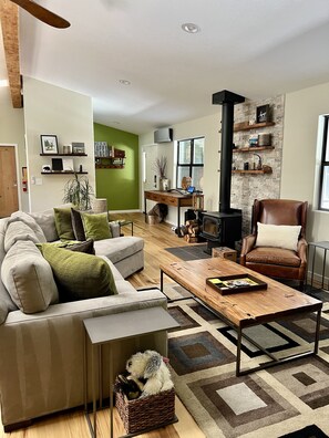 Smart TV, chimenea, tenis de mesa y libros