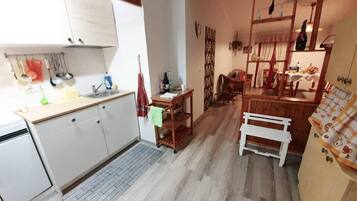 Frigorifero, microonde, forno, macchina per tè/caffè