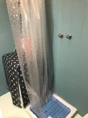 Dusche, Haartrockner, Bidet, Handtücher