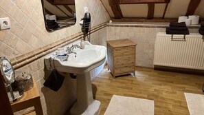 Comfort-Zimmer | Badezimmer | Kostenlose Toilettenartikel, Haartrockner, Bademäntel, Handtücher