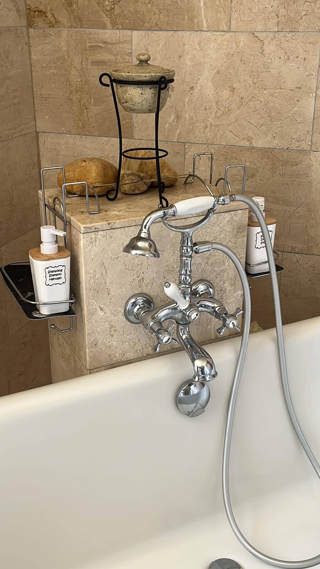 Habitación clásica | Baño | Artículos de higiene personal gratuitos, secador de pelo y albornoces