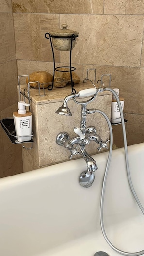 Klassieke kamer | Badkamer | Gratis toiletartikelen, een haardroger, badjassen, handdoeken