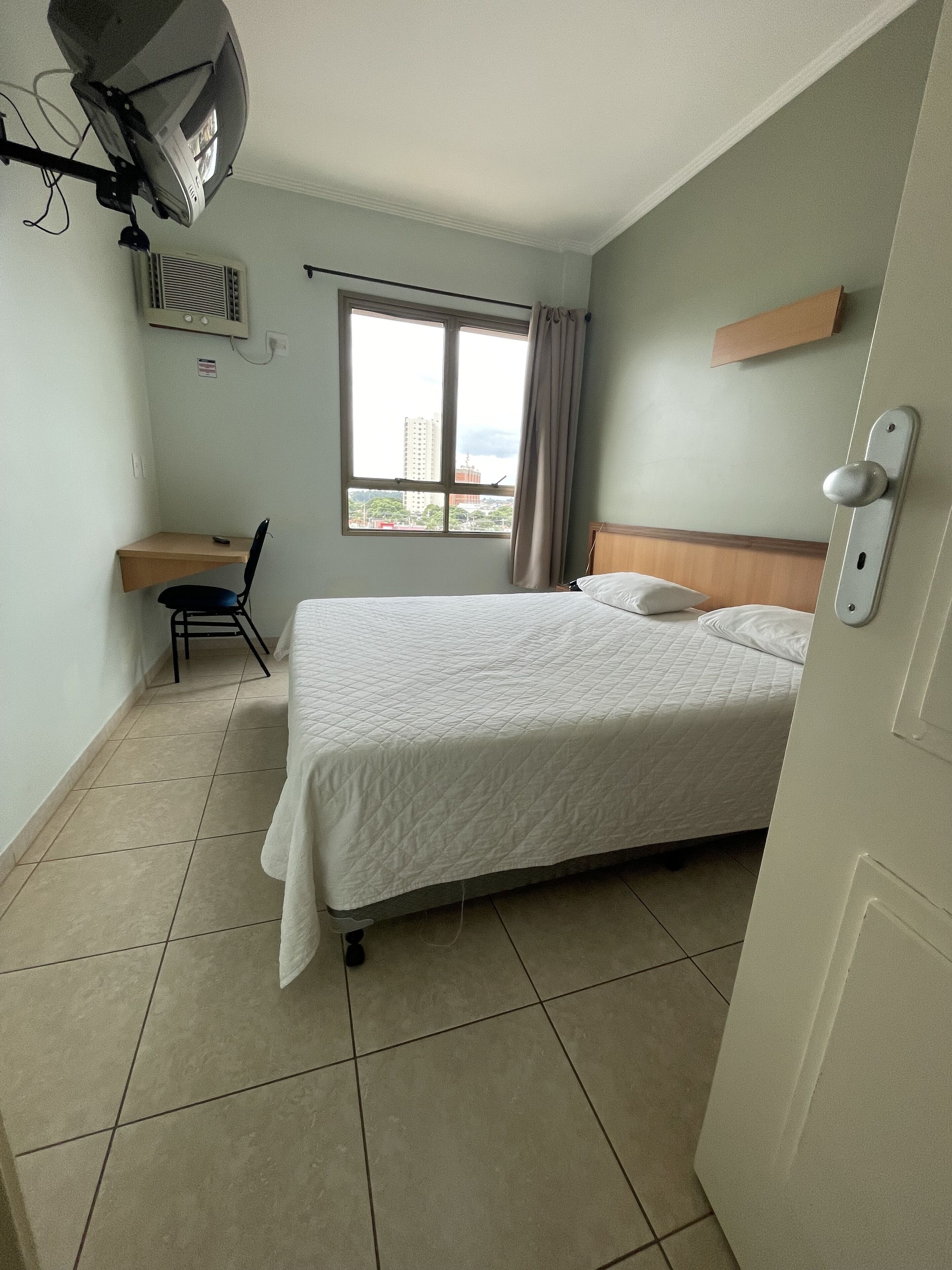 family room | individually furnished, desk, free wifi, bed sheets