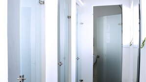 Ein Flur mit gespiegelten Türen und Fliesen mit Muster.