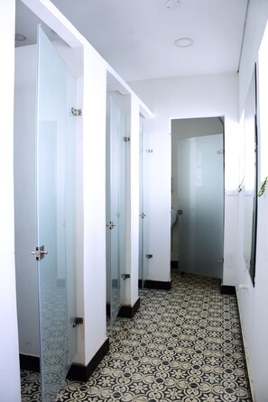 Shower, rainfall showerhead, hair dryer, soap - Hostal Macondo Bogota (Bogotá)