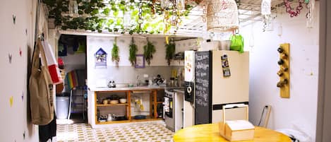 Frigorifero con congelatore, microonde, forno, piano cottura