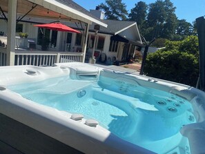Outdoor spa tub - Augusta Oasis- Heated pool-Hot tub-Dog friendly! (Augusta)