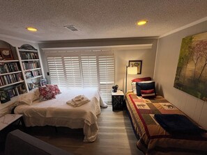 5 bedrooms, desk, iron/ironing board, free WiFi - Augusta Oasis- Heated pool-Hot tub-Dog friendly! (Augusta)